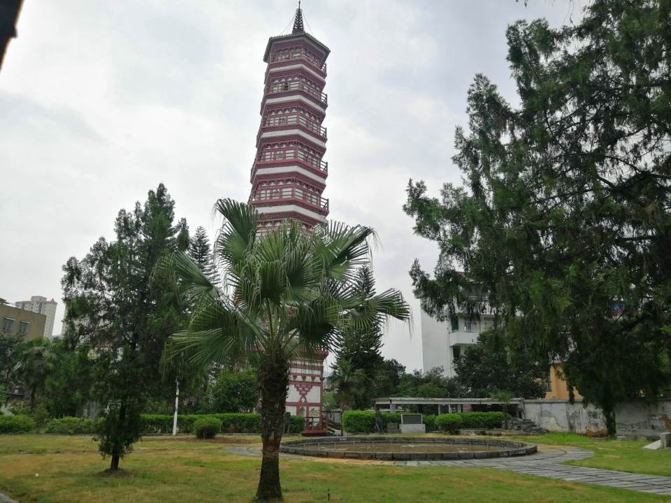 广东这座"东方斜塔"前的石狮子,瘦骨嶙峋,游客:饿了多久啊?