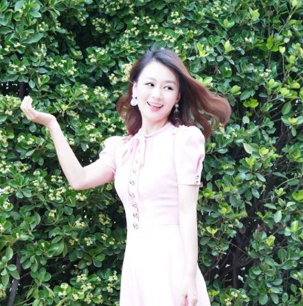 正文             张琳梵和妻子   因为,在国足球员中,虽然有一些人