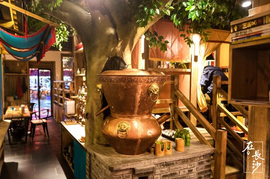 耍酒馆"来头"也不小,不仅是成都早一批做纯中式的酒馆,更凭借着独特的