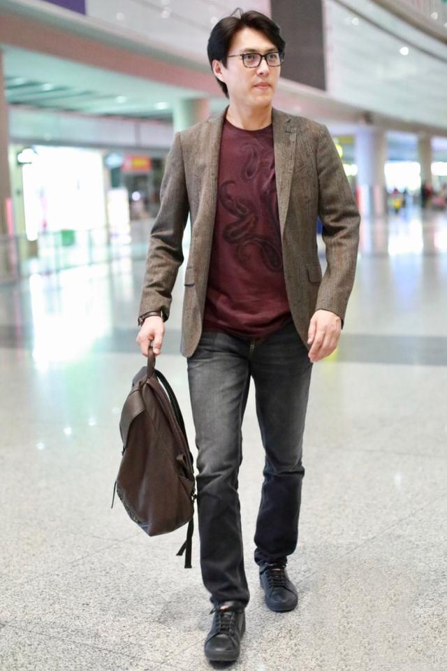 靳东米兰看秀回国穿得更时髦,红色印花t恤够亮眼,说他20岁都行