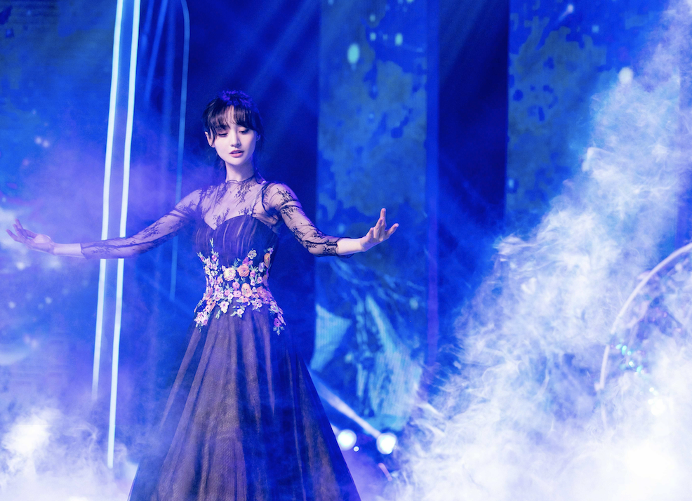 郑爽穿黑纱礼裙跳舞惊艳众人身材颜值重回巅峰