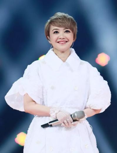 天后陈慧娴两次退出歌坛55岁至今未婚成过气歌手