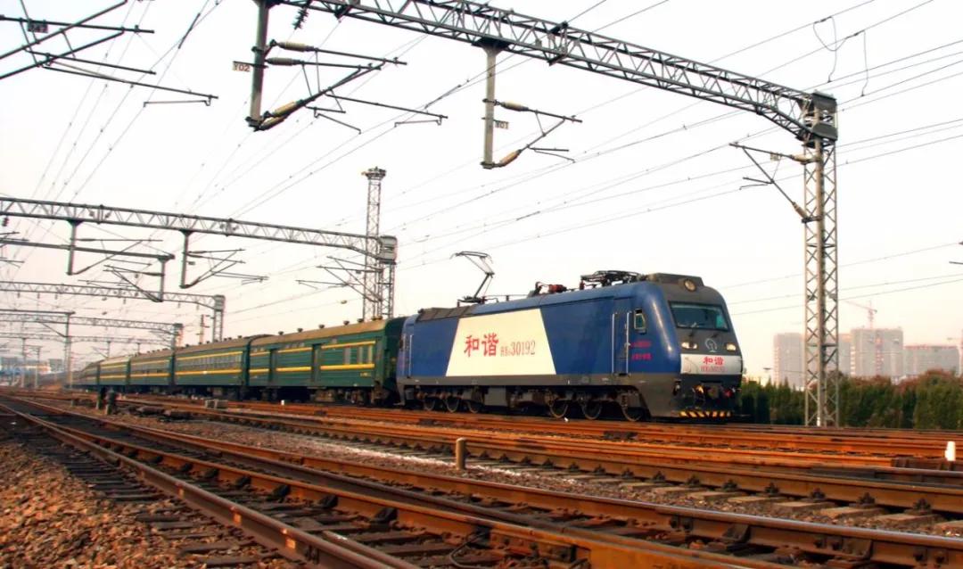 新中国成立后,1952年,四方机车工厂试制出第一台解放型蒸汽机车,随后