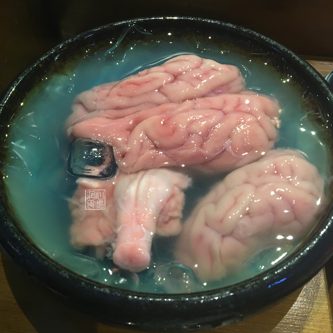 本着尝鲜的意图点了一份"爱因斯坦脑花",具体是牛脑花还是猪脑花也没