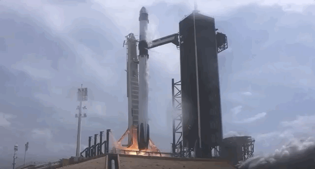发射成功！马斯克再次改写历史，SpaceX 开启商业载人航天新时代