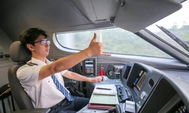 长途火车一开就是两三天,火车驾驶员都不休息的吗