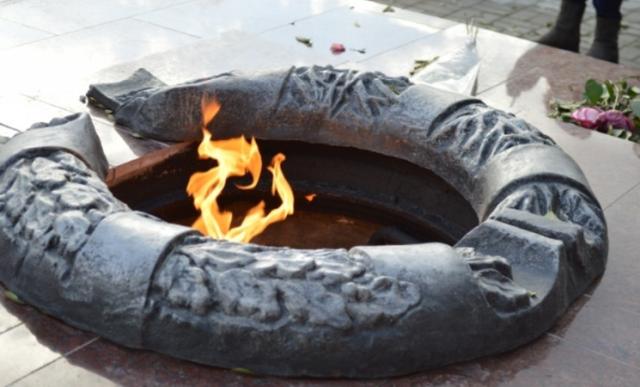 俄罗斯两少年拧开水瓶盖直接浇灭烈士墓长明火