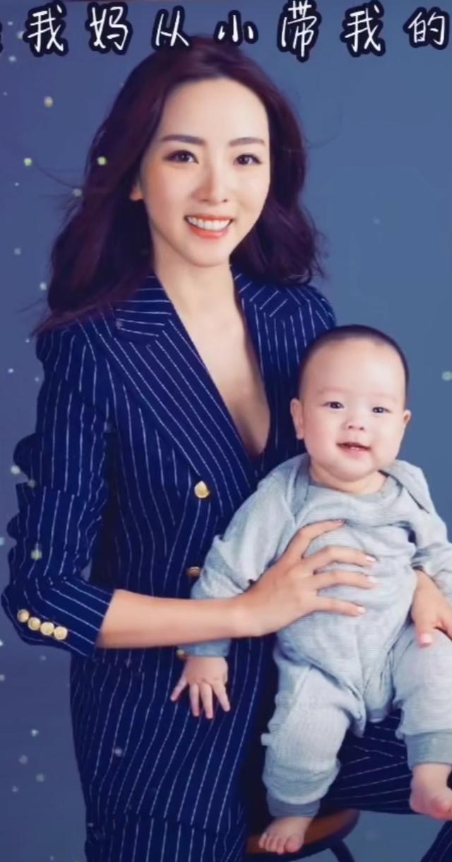 还晒出她和儿子的照片,33岁的李思思已经是两个儿子元宝,金宝的妈.