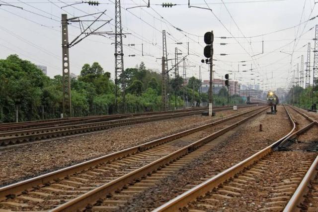 为何火车轨道有小石头,高铁轨道却没有?内行人说出大实话