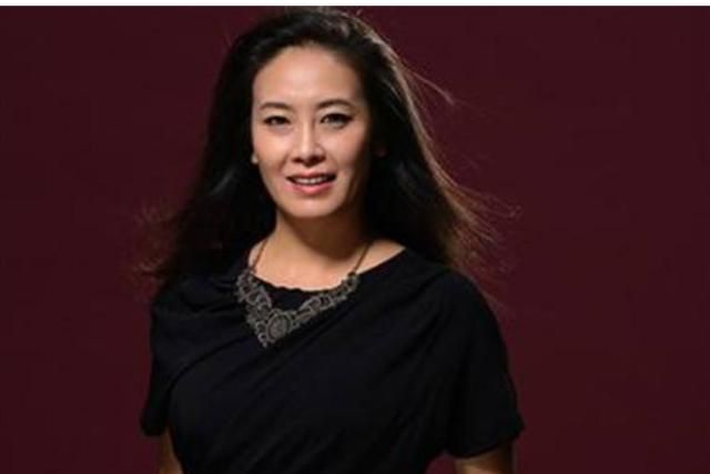 就在贾妮得知谢晓辛是自己前男友的好兄弟的时候,她选择嫁给了谢晓辛