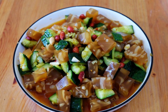 二:黄瓜拌肉皮冻,清爽解腻凉拌菜,成本:11元