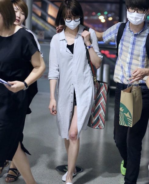 郑爽穿透视装现身机场,穿鞋不提鞋跟,全程被神秘男子搂着