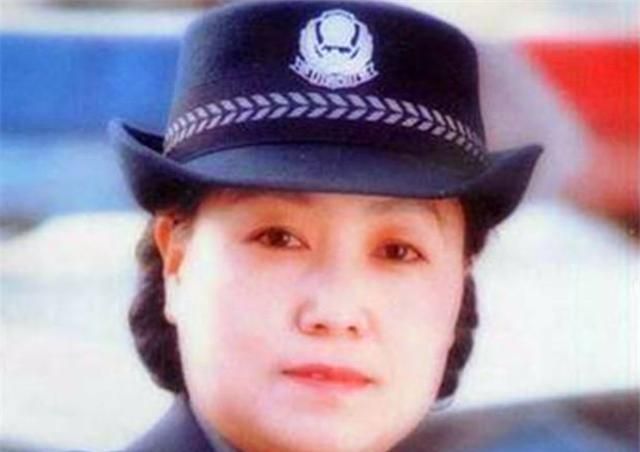 任长霞唯一的儿子现状:20岁成为孤儿,继承母亲遗志成为片警|_新浪新闻