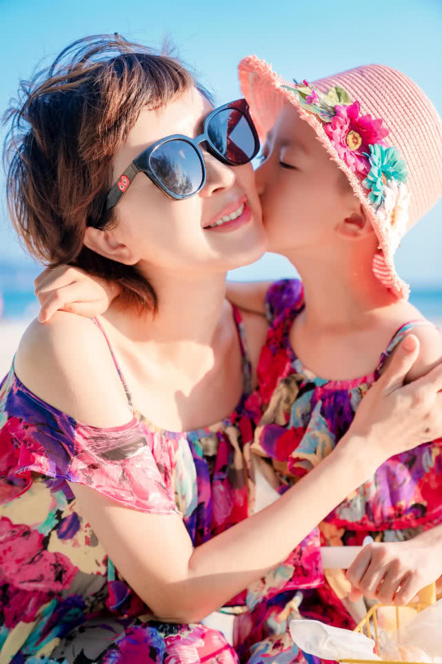 金巧巧带娃去海边游玩,穿一件印花连衣裙清爽高级,很适合夏季|金巧巧|