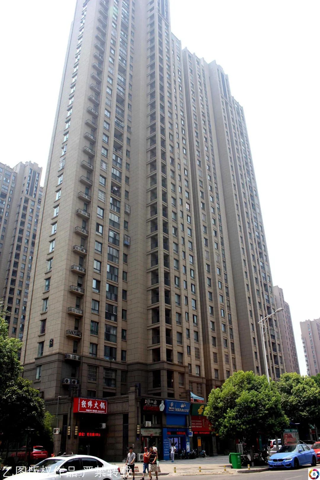 区伊顿公馆附近门店新买手机骑电动车经过伊顿公馆小区28号楼附近时