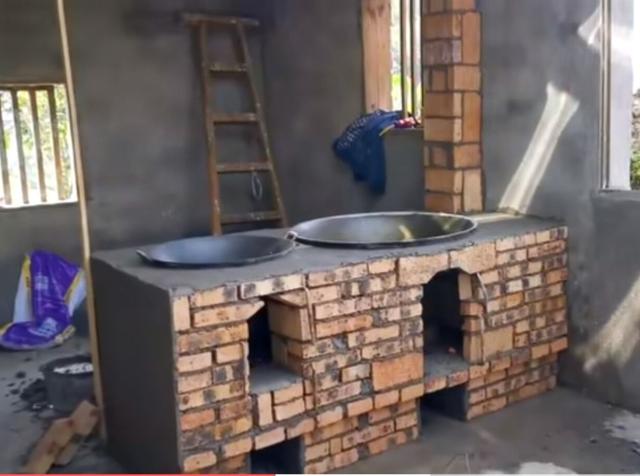 是农村人,研究出来的东西有模有样的,厨房的灶台先用水泥红砖砌起来!