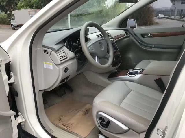 13款奔驰r500售价7.8万,更加强调了车辆外在的运动感