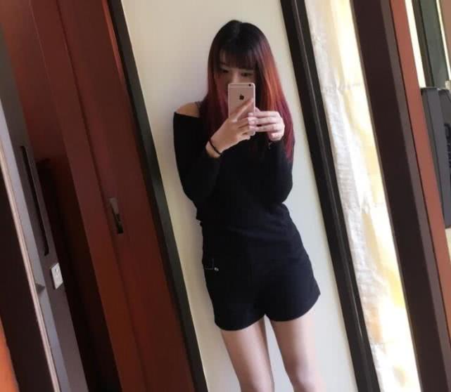 pdd老婆沈灵敏发布自拍减肥8个月效果显著身材和颜值都满分