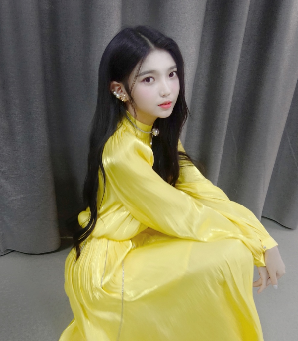 李熙凝终于不穿"淡黄长裙"了,跟闺蜜聚会,一袭白裙美出新高度