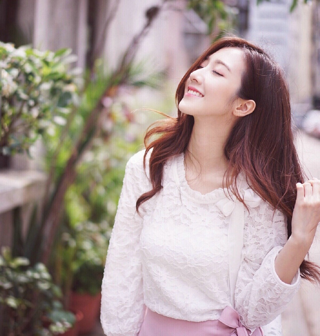 正文   据港媒报道,因参演《机场特警》走红的tvb小花何依婷,近日离开