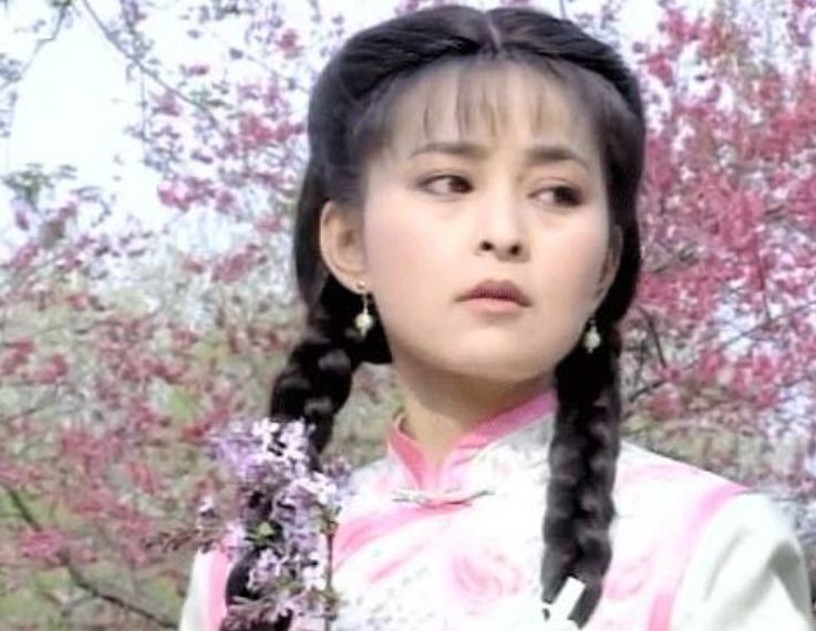 她为捧红丈夫选择退出娱乐圈,被抛弃后遇到真爱,而他一直未婚