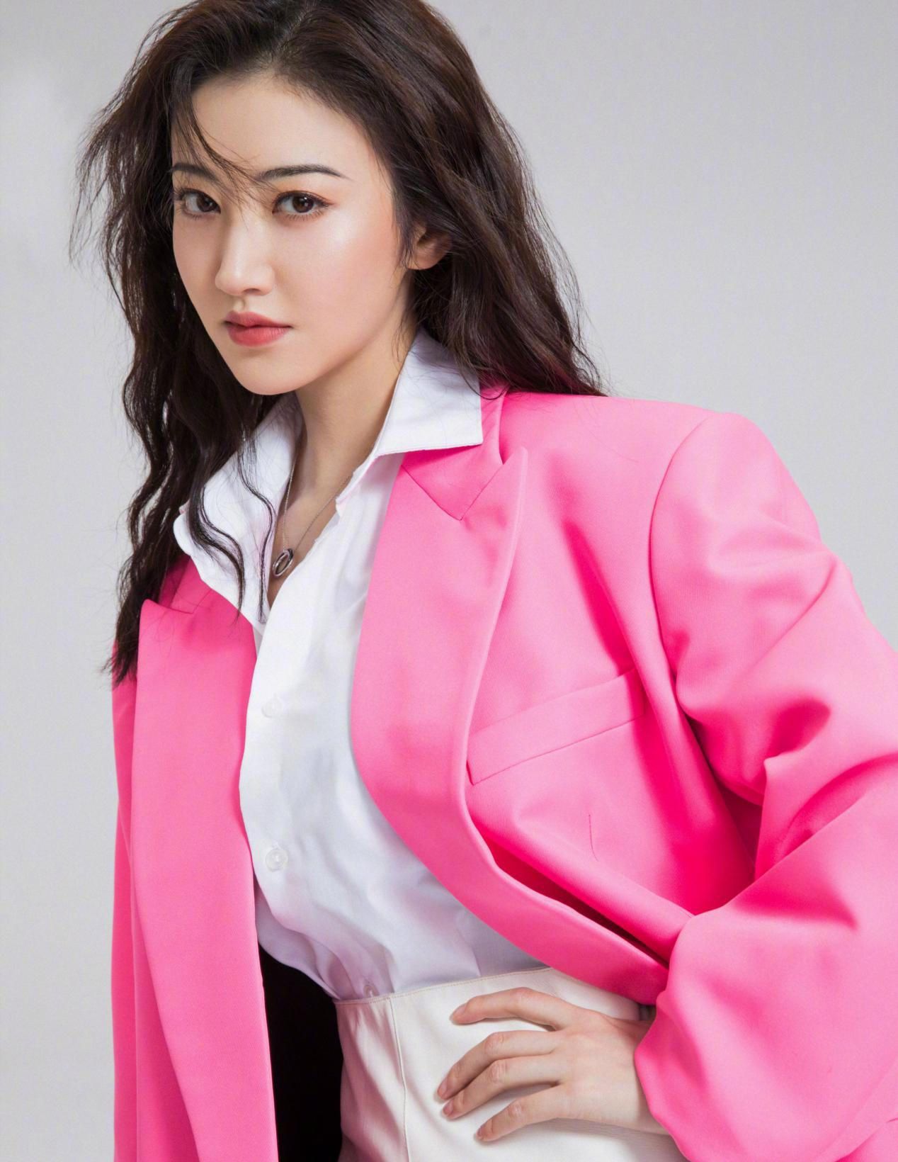 网纱外套叠穿秀出运动内衣