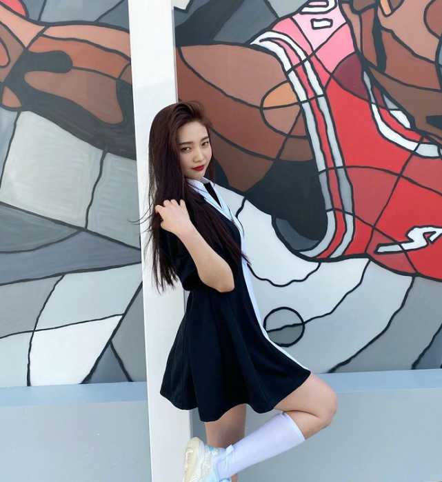 朴秀荣身穿拼色连衣短裙自拍,栗色长发,尽显清纯甜美气息!