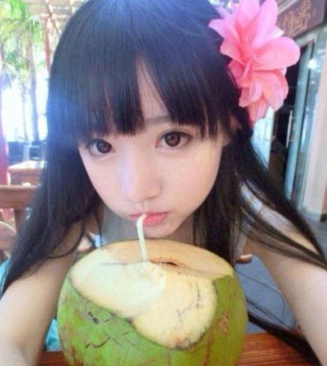 穿成这样太过分小女孩穿性感泳衣晒自拍照网友过于早熟