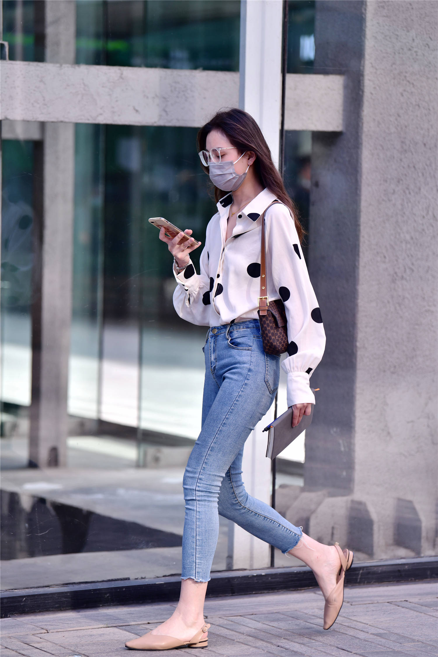 夏季的紧身牛仔裤成为主要穿搭,三里屯的女神都在穿,百搭显瘦