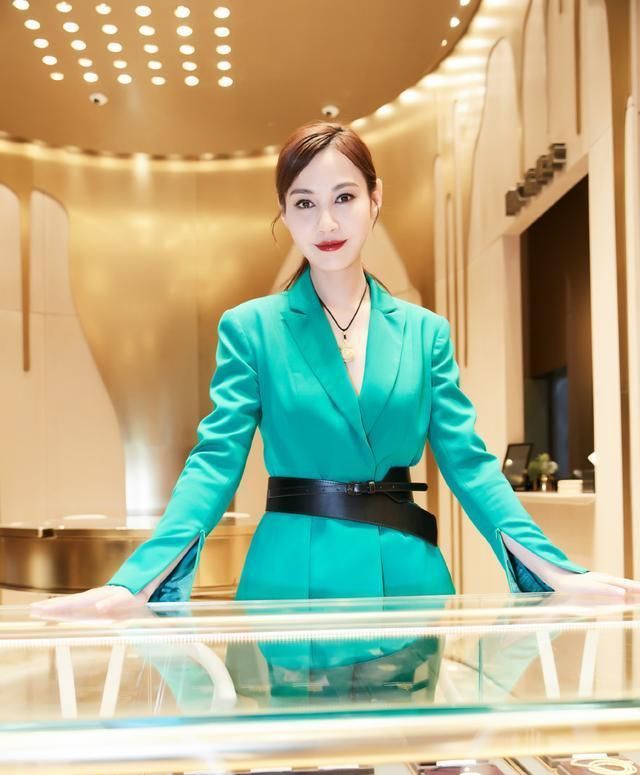 39岁的杨雪风格大变,一身绿色西装霸气亮相,尽显成熟韵味