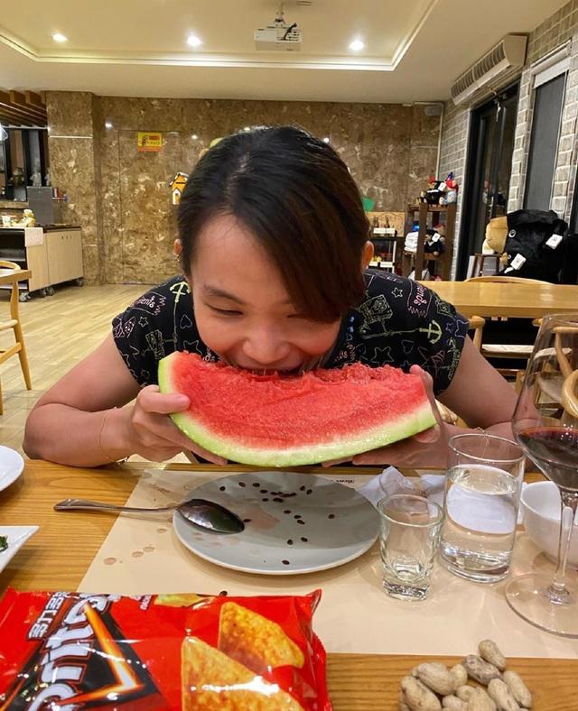戴资颖挑战快速吃西瓜,狼吞虎咽不顾形象
