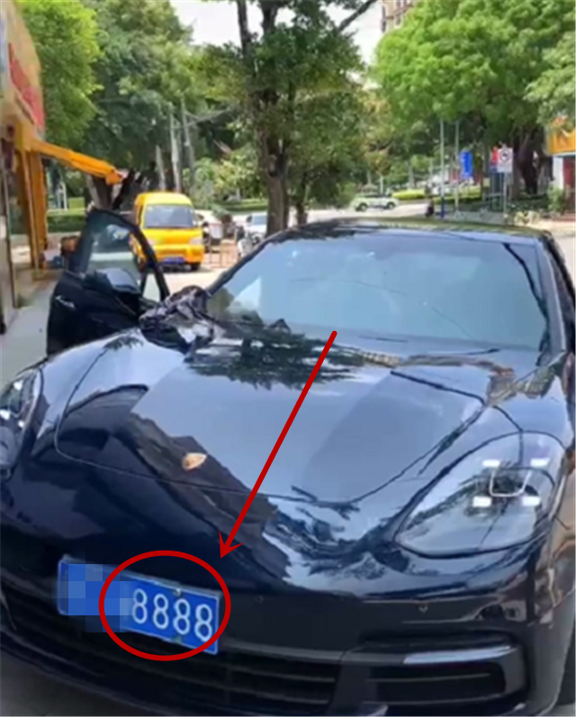 挂8888车牌的保时捷,落地130万,牌值6位数,车主广西某公司老总-新浪汽