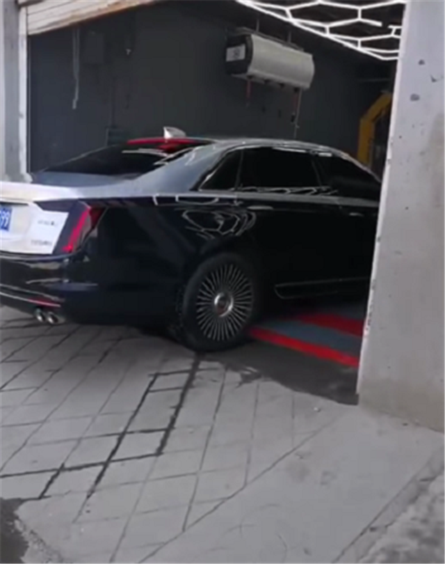 首台改"悬浮"轮毂的凯迪拉克ct6,全车双拼色,迈巴赫风格十足