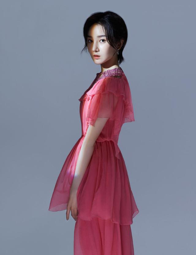 她与小5岁男星相恋,今穿玫粉色轻纱裙,胸口拼接编织绳太撩人了