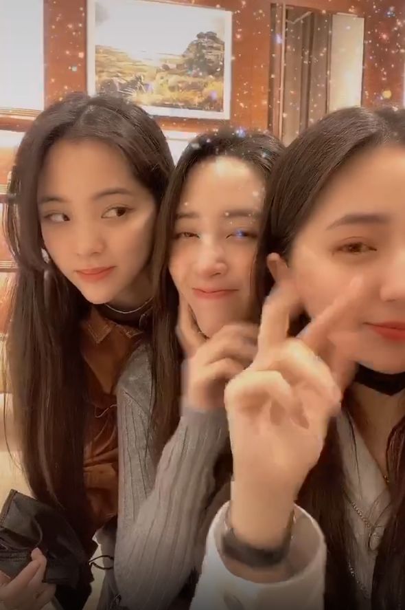 欧阳娜娜三姐妹合照,镜头拉近五官,颜值相似度一目了然