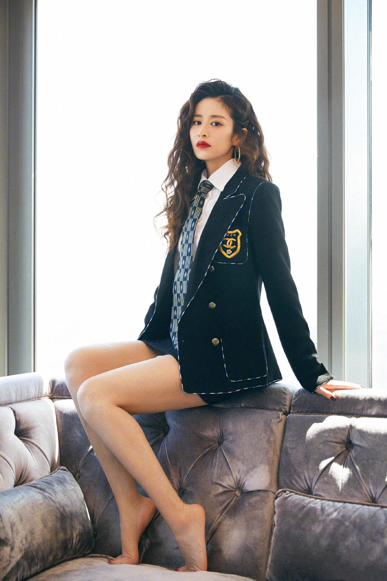 颖儿气质开挂,身穿西服搭配短裙走红毯高级精致,女神范十足