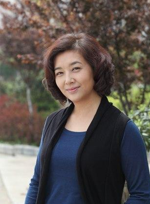 51岁江珊全家近照与前夫因戏生情随后闪婚女儿和高曙光很像