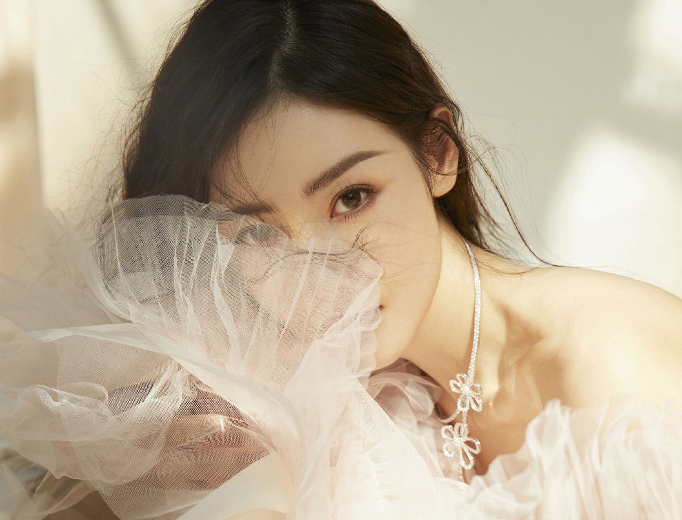 张天爱美到人心坎了穿收腰粉色蛋糕裙配微卷长发就像小公主