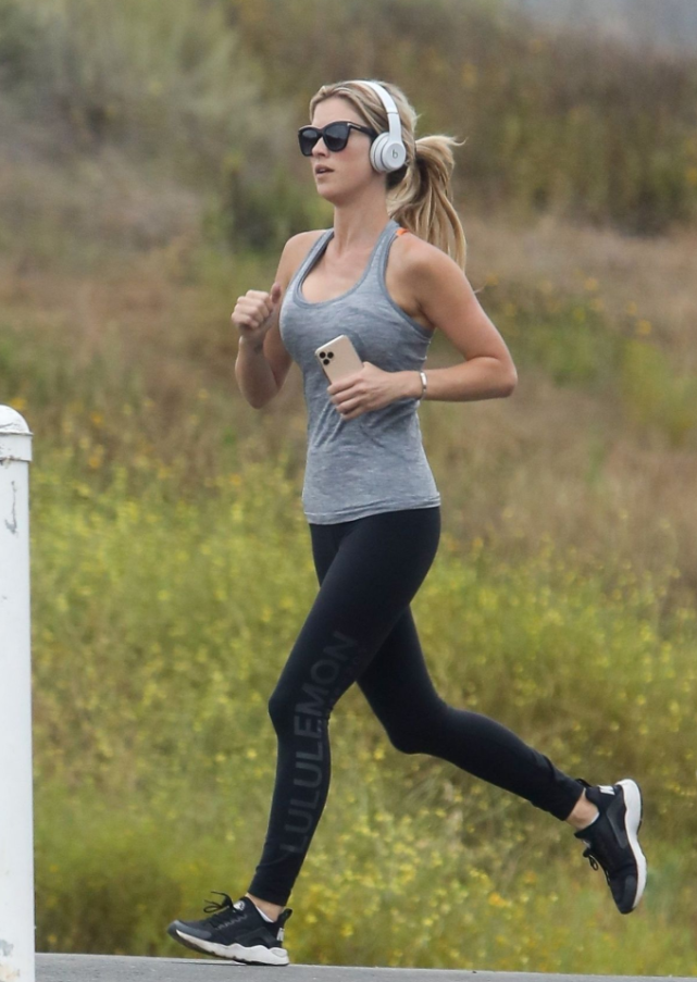 克里斯蒂娜·安斯蒂德穿背心紧身裤跑步,步履优雅,健美阳光!