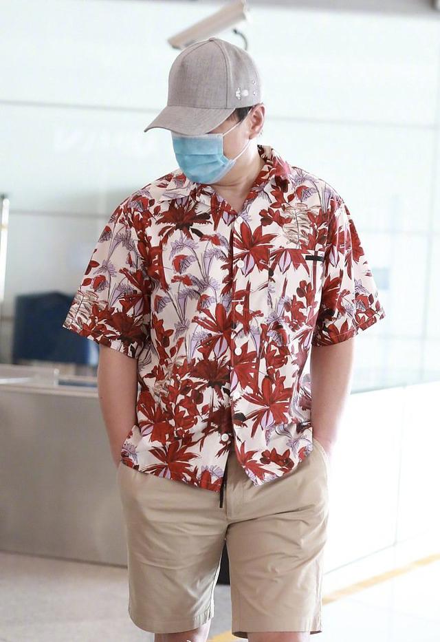40岁沈腾将"花衬衫"带火了,搭配短裤凉鞋,不油腻反倒时髦拉风