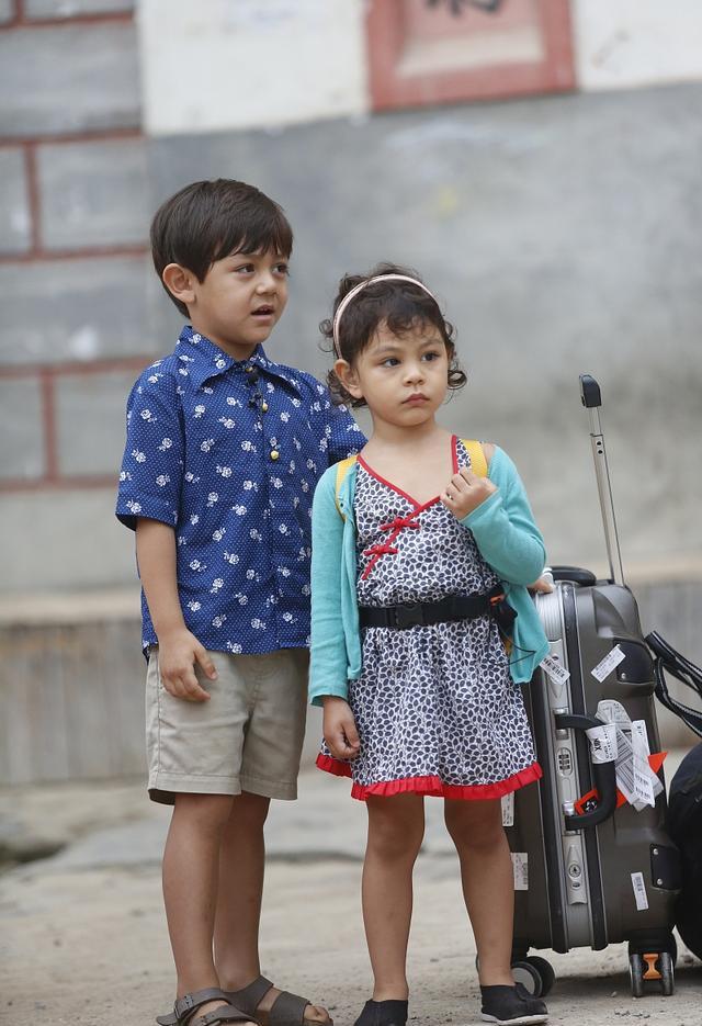 刘烨妻子六一晒娃近照,诺一穿蓝衣站姿乖巧,霓娜搂小朋友像大姐