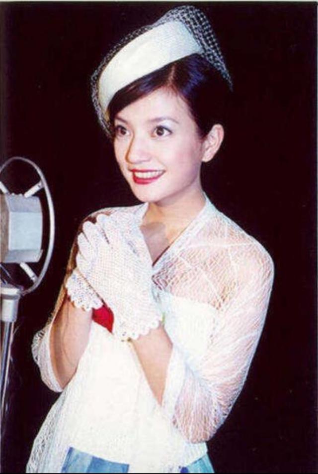 年轻时的赵薇时尚靓丽五官大气又立体满脸胶原蛋白嫩出水