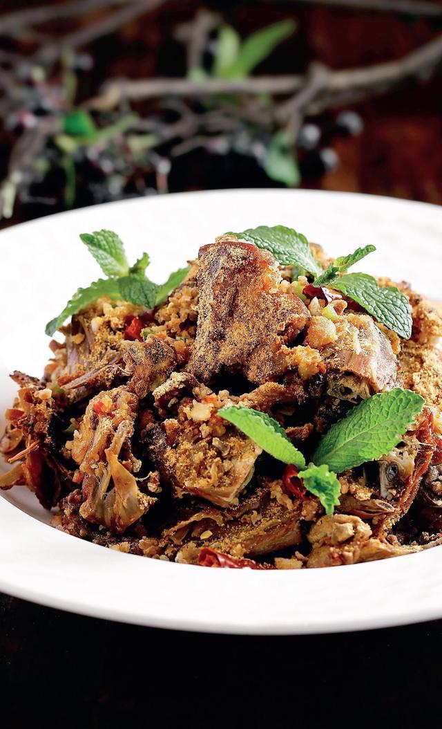 将鸭架炸制焦香,裹匀自制风沙料,成品外酥里嫩,香酥可口