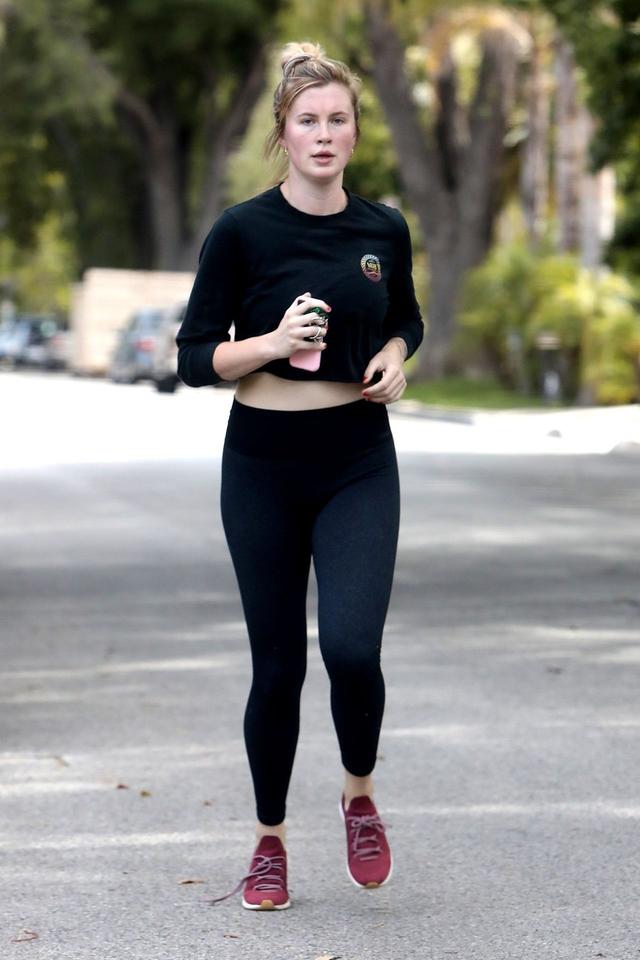 女星爱尔兰·鲍德温洛杉矶街头慢跑,她有着特别的魅力