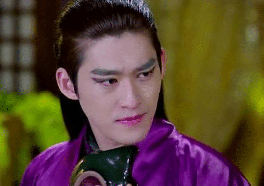 张翰在演绎心月狐这个角色时,他的妆容有了很明显的改变,他不但把头发