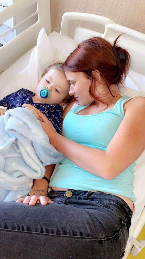 这家人偶然发现孩子不喜欢梳头,而且很容易淤伤,有次甚至浑身上下都是