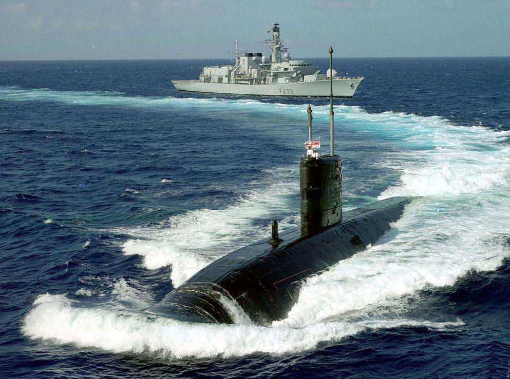 潜艇想利用"灯下黑"躲避航母的反潜搜索,都会放哪些"大招"?