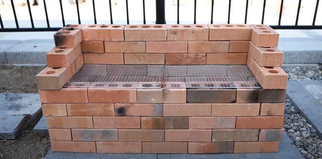 老爸不用水泥砂浆空心砖垒起来在院子里搭个烧烤台简单方便