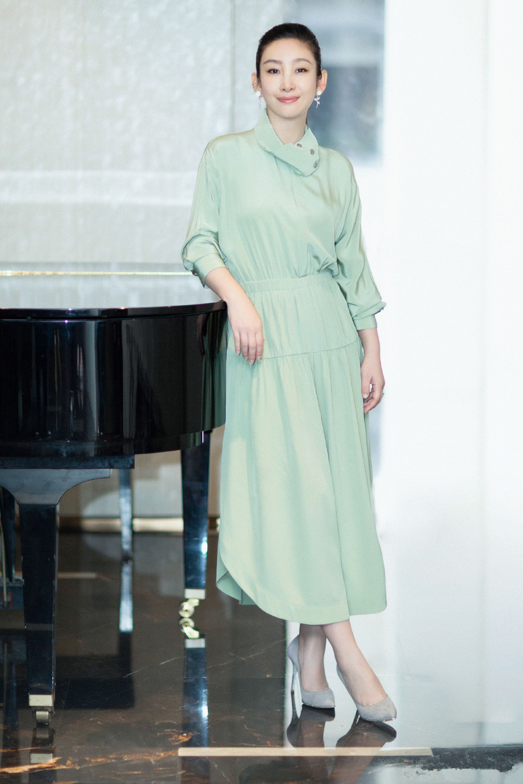 秦海璐登《创造营》舞台,紫色长裙配粉色西装,42岁也光彩动人