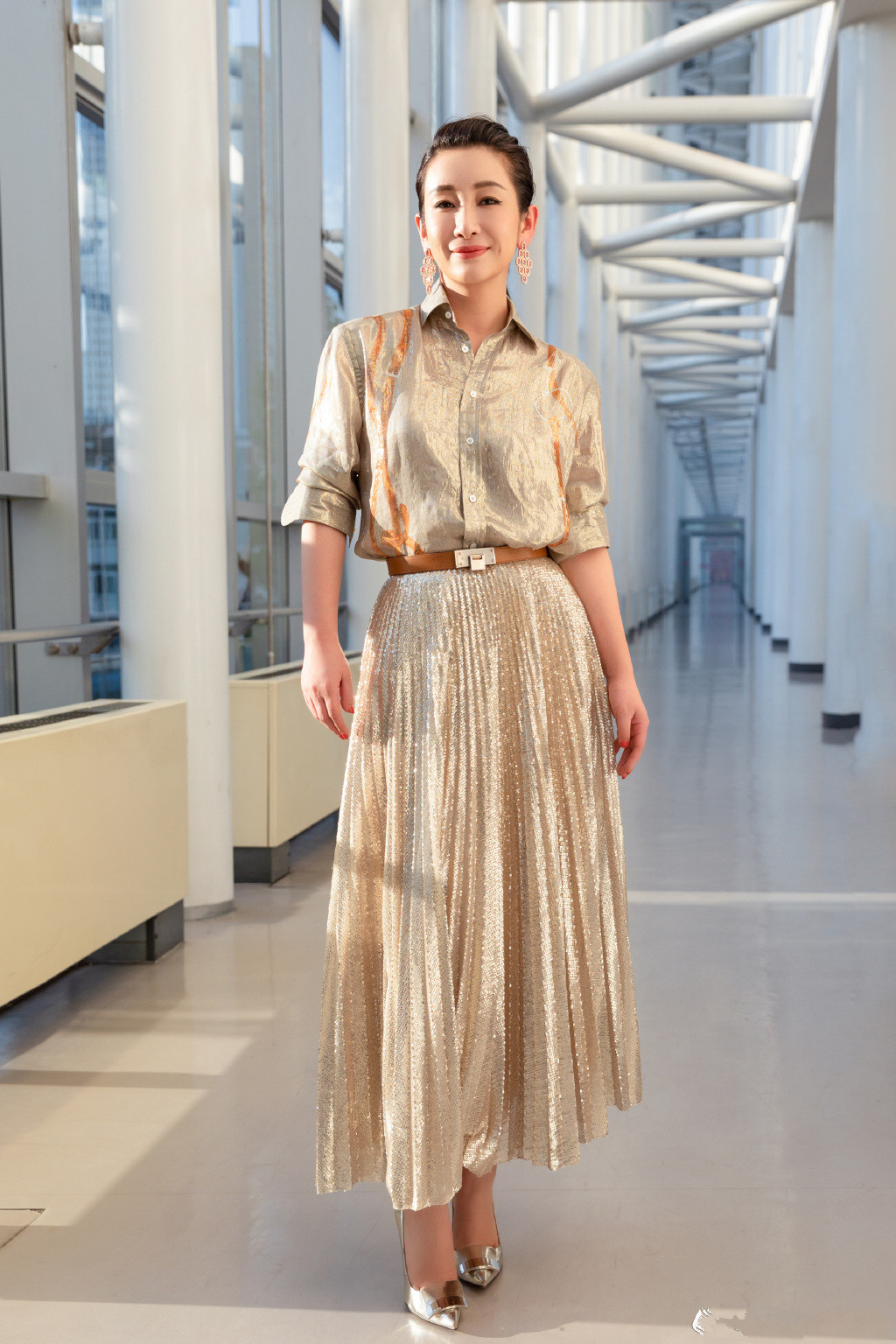 秦海璐登《创造营》舞台,紫色长裙配粉色西装,42岁也光彩动人